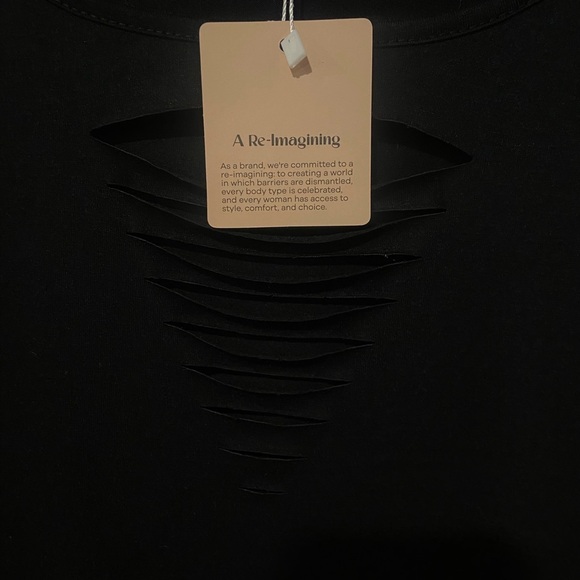 BloomChic Elegant Black Short Sleeve Top - Picture 3 of 4